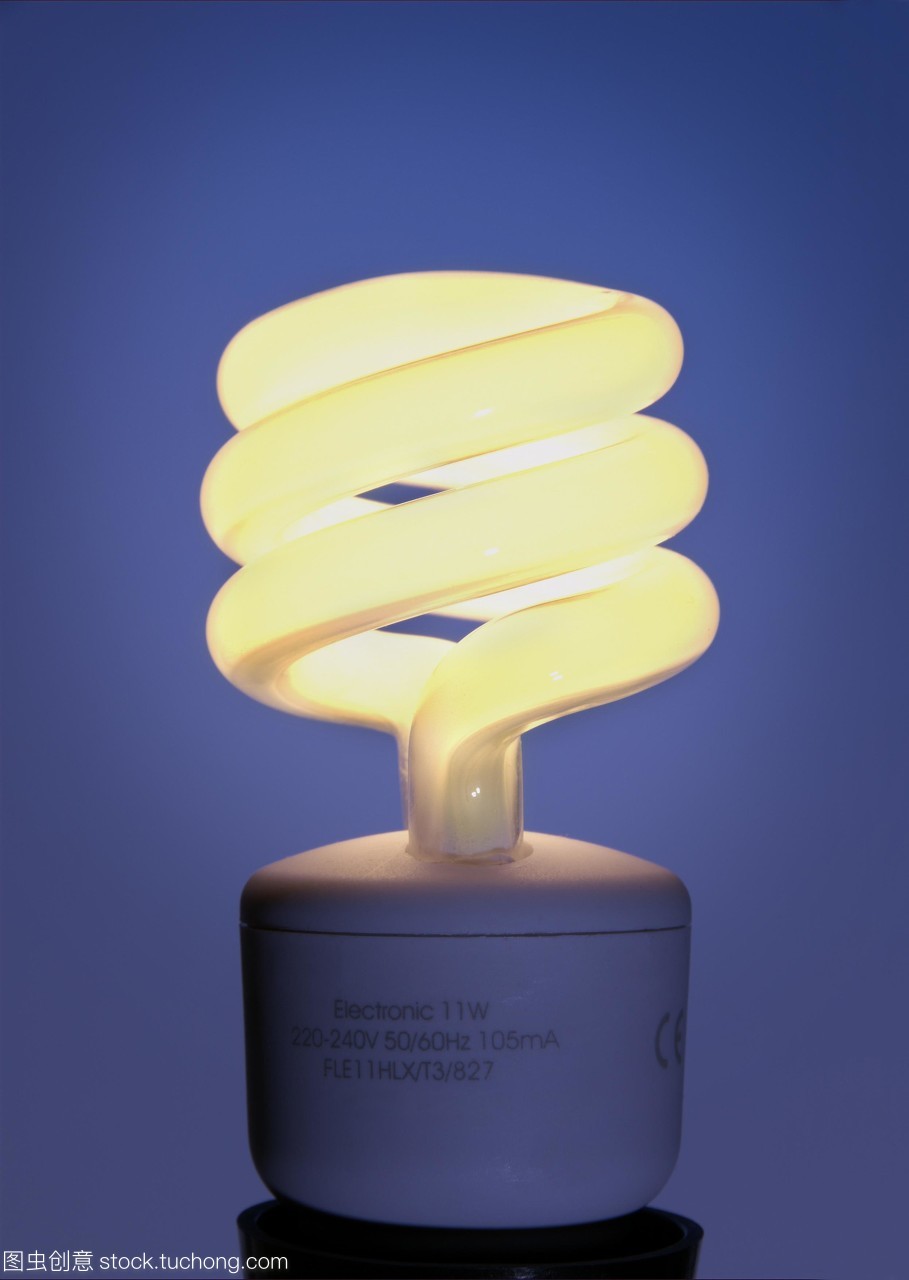 節(jié)能燈泡。這種緊湊型熒光燈泡由含有惰性氣體和汞蒸氣的含磷玻璃管組成。當電流通過管道時,汞氣體會被激發(fā),并導致磷發(fā)光。普通的燈絲白熾燈只有10%的能量是光,其余的是熱量。緊湊型熒光燈比燈絲產(chǎn)生的熱量要少得多,因此更多的電能轉(zhuǎn)化為光,提高了效率。